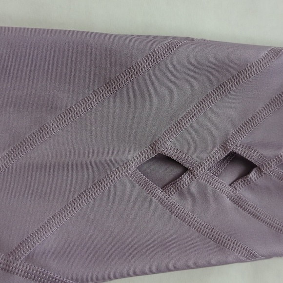 Under Armour Heat Gear Compression Cut Out Capri Cropped Yoga Leggings - Picture 7 of 16